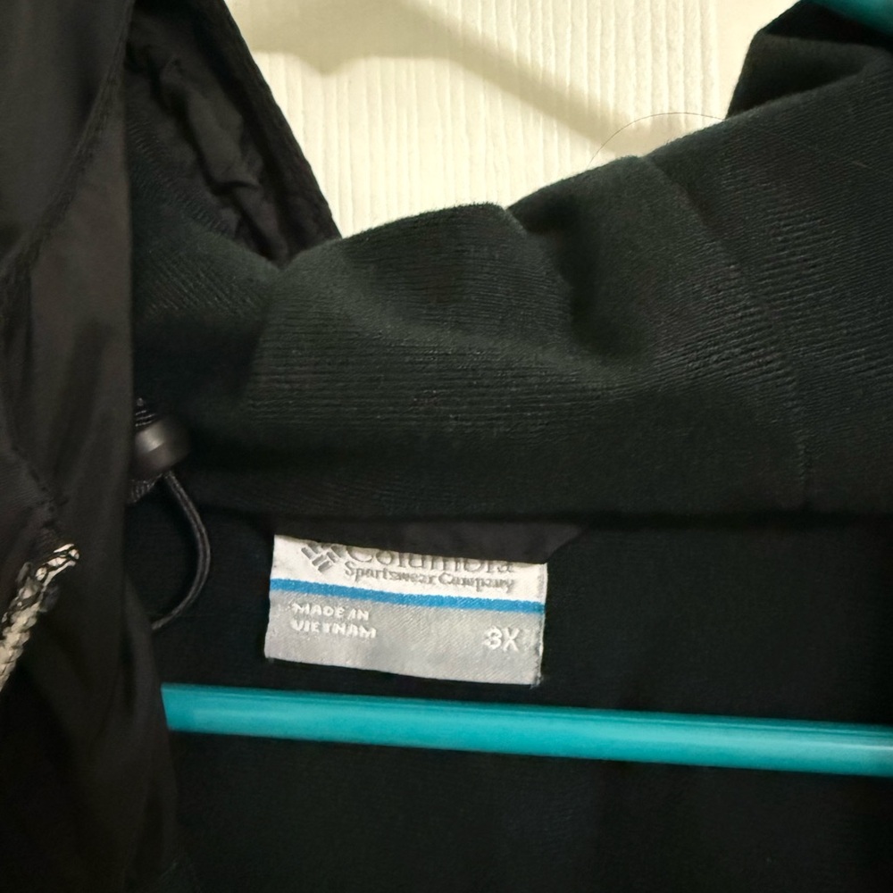 Columbia Women’s Plus Black Raincoat - Picture 2 of 3